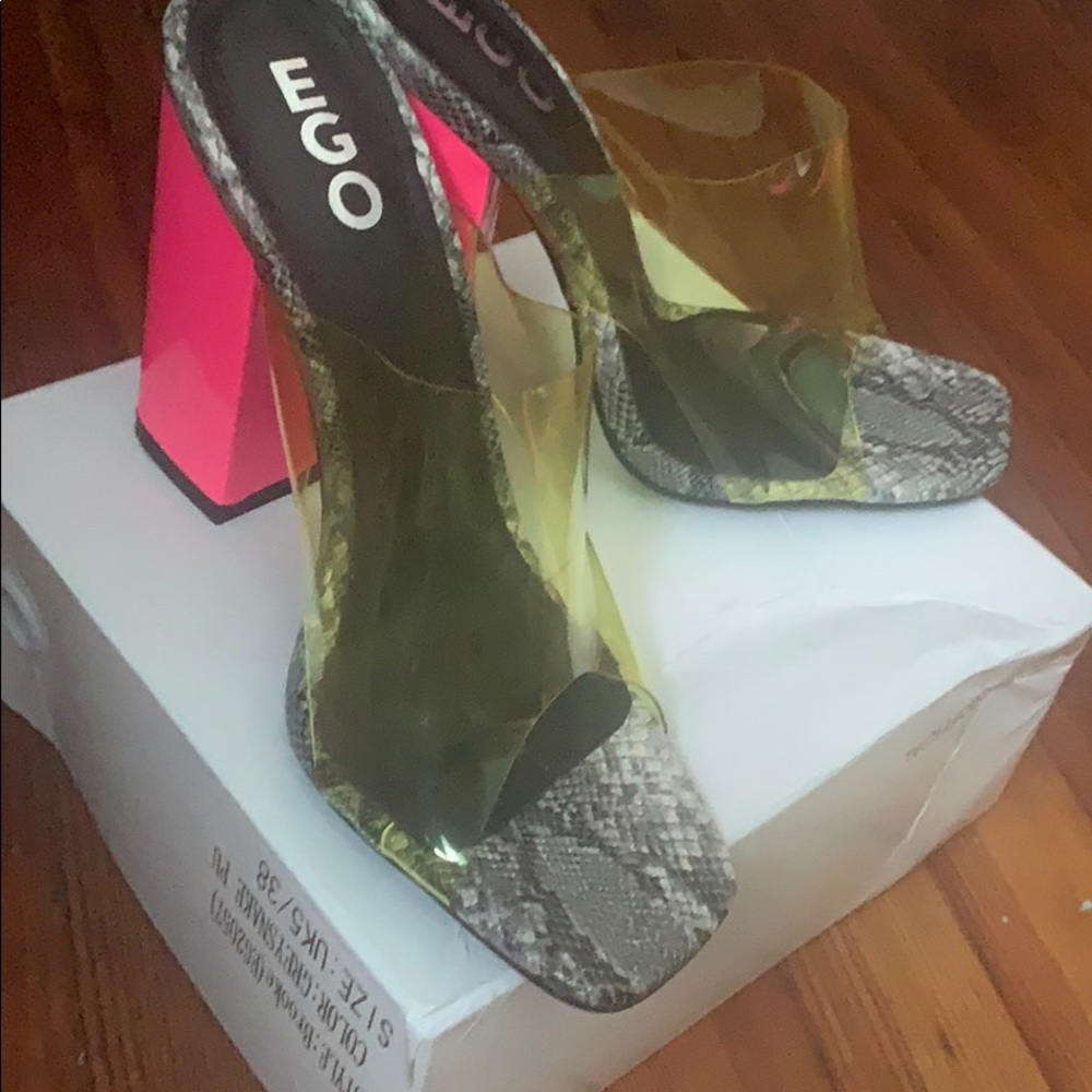Open toe shoes